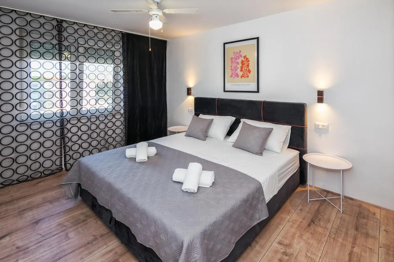 3-Bedroom Sea View Apartment - Balcony, Elevator - Spinut, Split