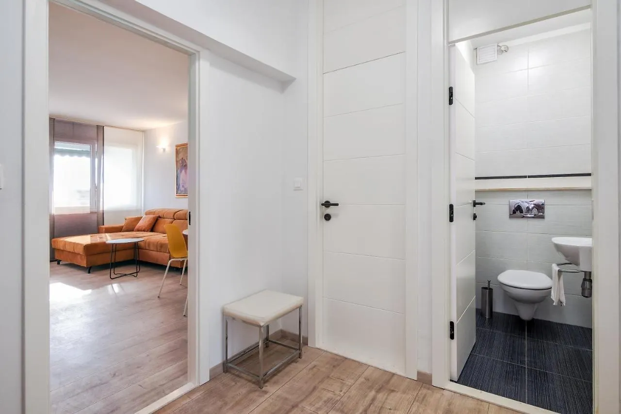 3-Bedroom Sea View Apartment - Balcony, Elevator - Spinut, Split