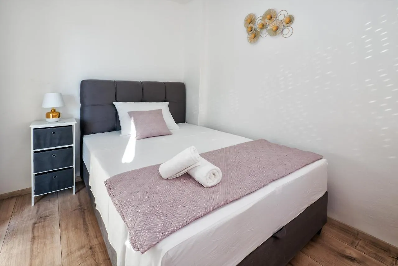 3-Bedroom Sea View Apartment - Balcony, Elevator - Spinut, Split