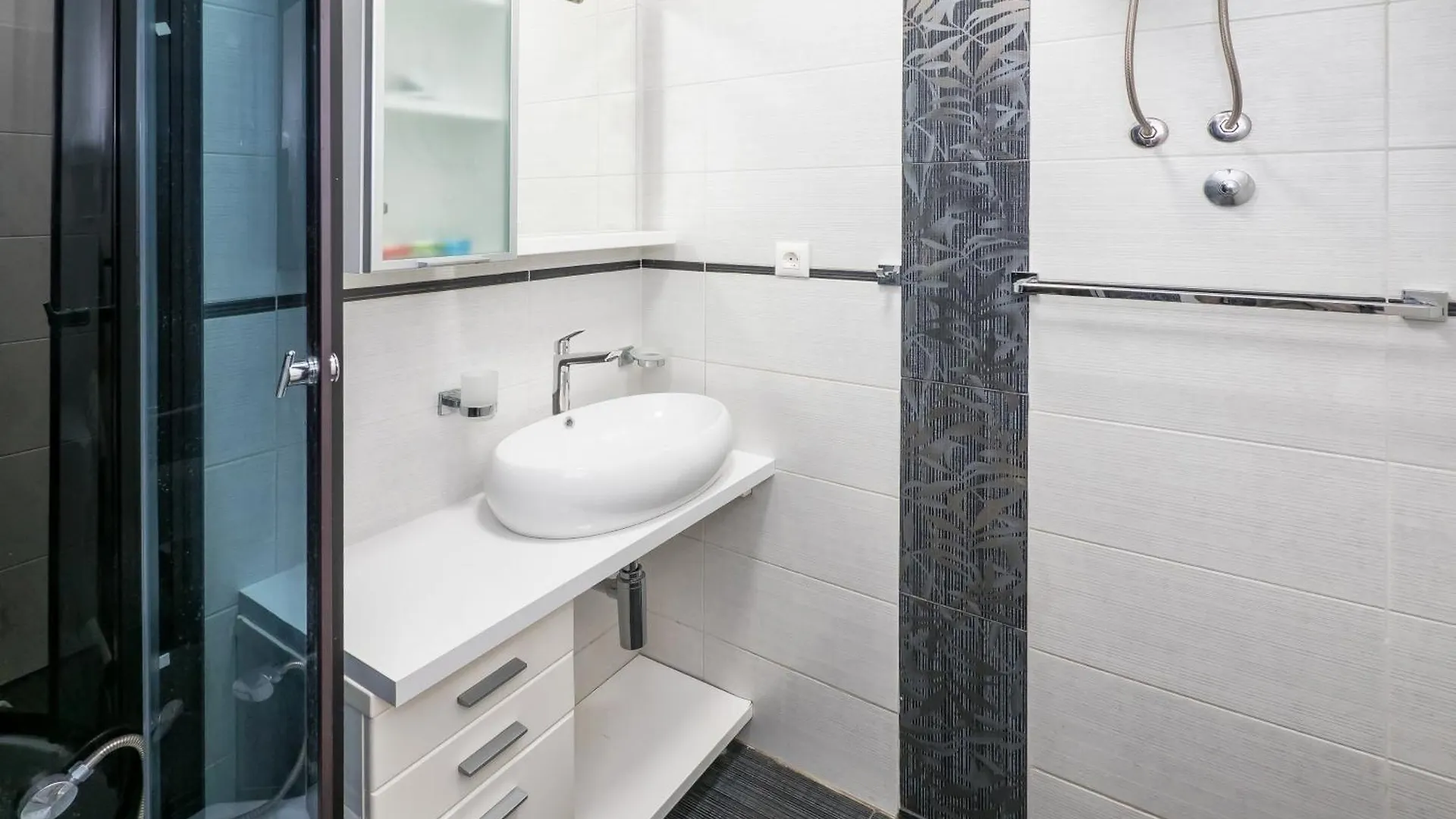 3-Bedroom Sea View Apartment - Balcony, Elevator - Spinut, Split