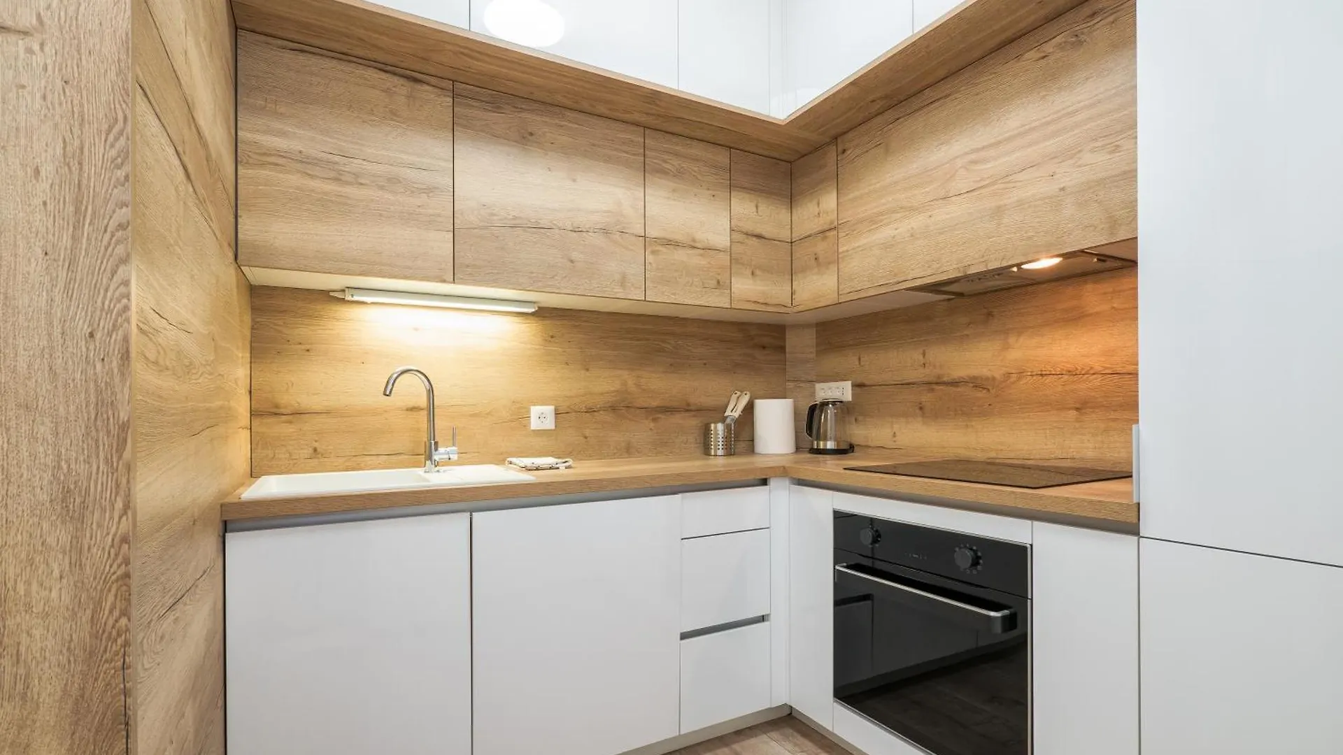 3-Bedroom Sea View Apartment - Balcony, Elevator - Spinut, Split Croatia